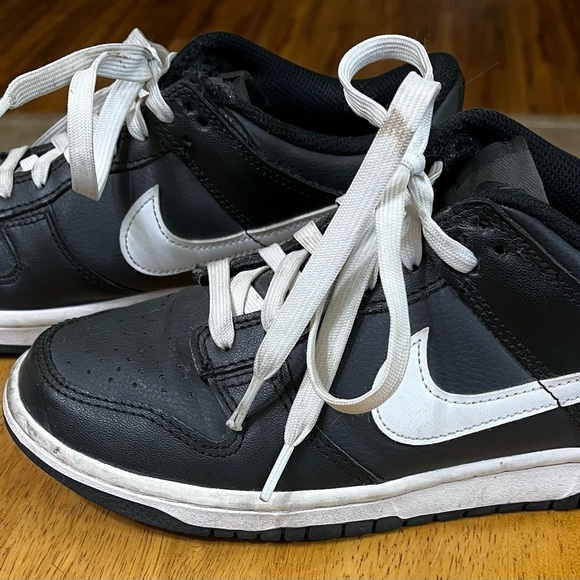 Nike Women’s Low-Top Reverse Panda Dunk Sneaker in Black/White - Picture 3 of 13